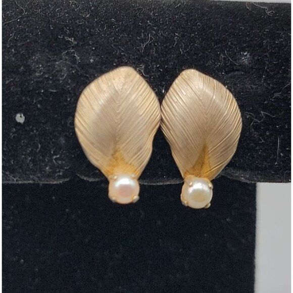 Vintage Richelieu 12KGF Gold Plated Leaf Clip-On Earrings W/ Faux Pearl Accent - Picture 1 of 6